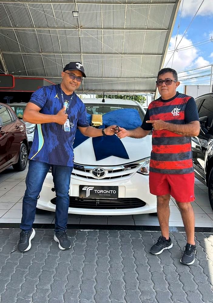 Cliente 1 saindo com as chaves do carro financiado na Toronto Multimarcas, Natal/RN