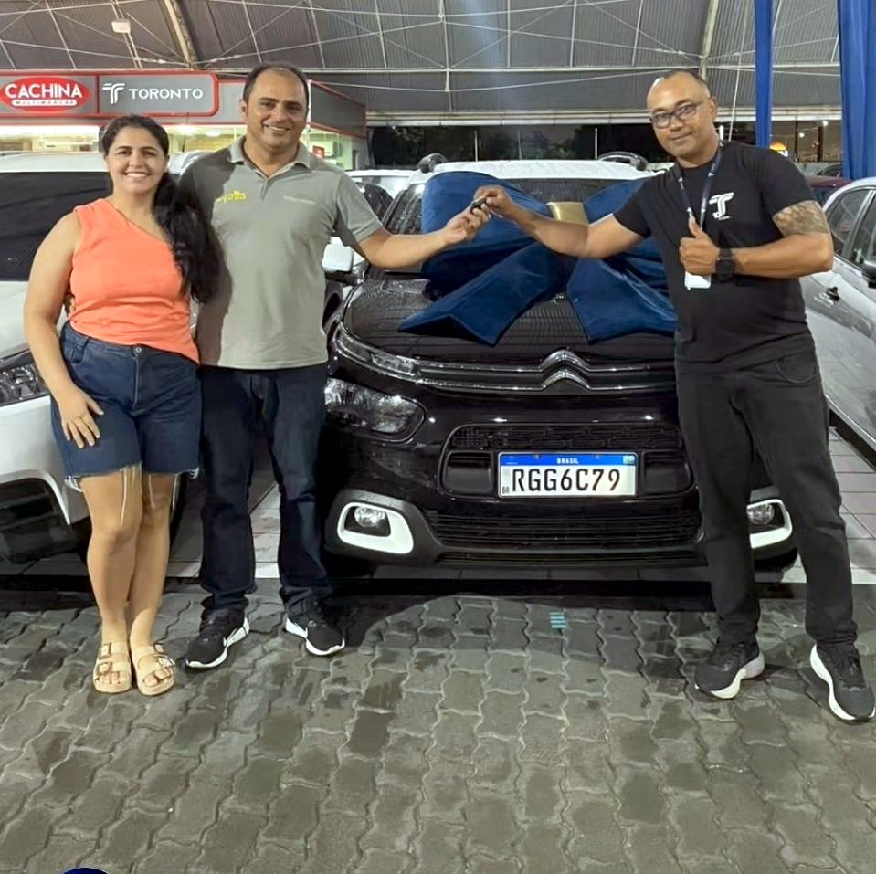 Cliente 10 saindo com as chaves do carro financiado na Toronto Multimarcas, Natal/RN