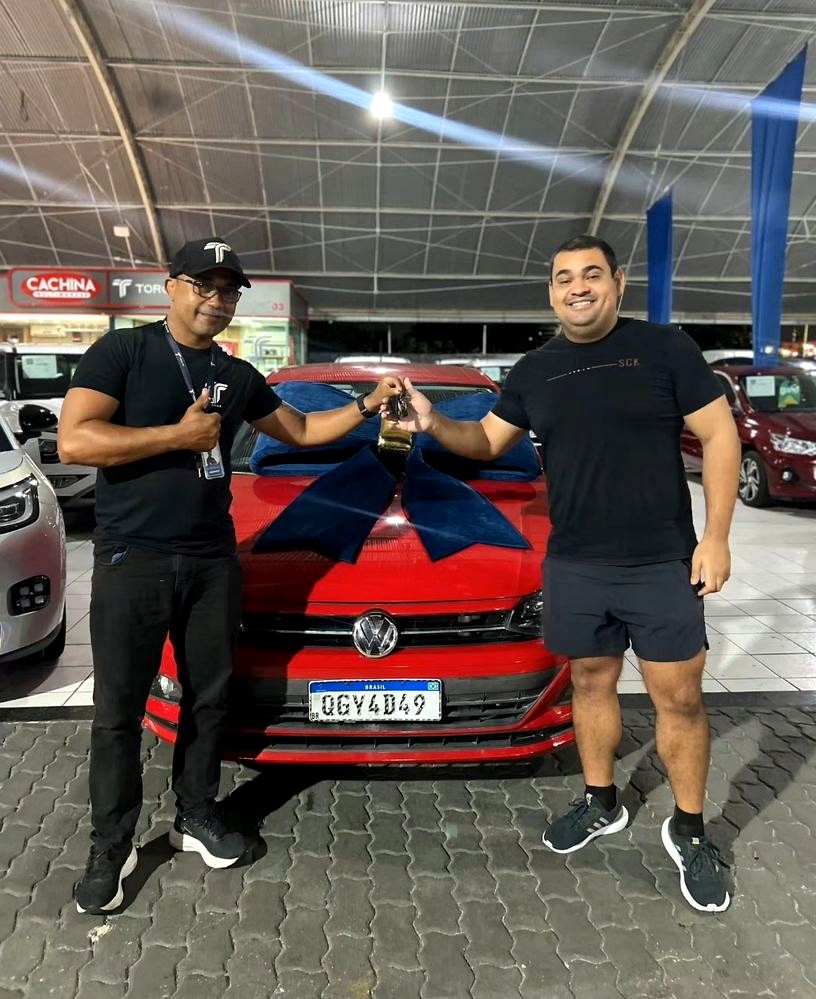 Cliente 11 saindo com as chaves do carro financiado na Toronto Multimarcas, Natal/RN