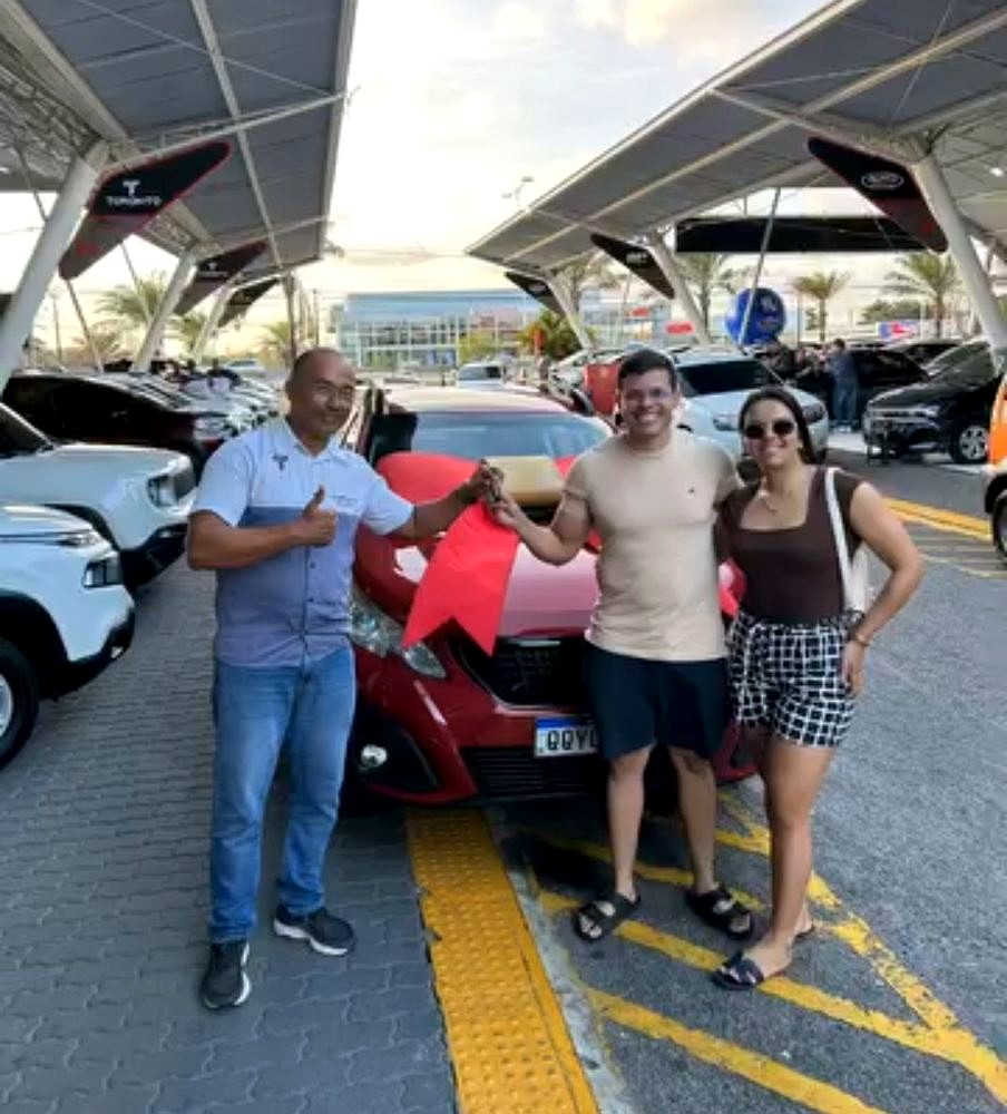 Cliente 12 saindo com as chaves do carro financiado na Toronto Multimarcas, Natal/RN