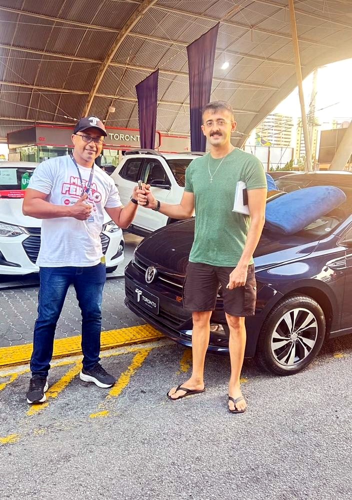 Cliente 2 saindo com as chaves do carro financiado na Toronto Multimarcas, Natal/RN