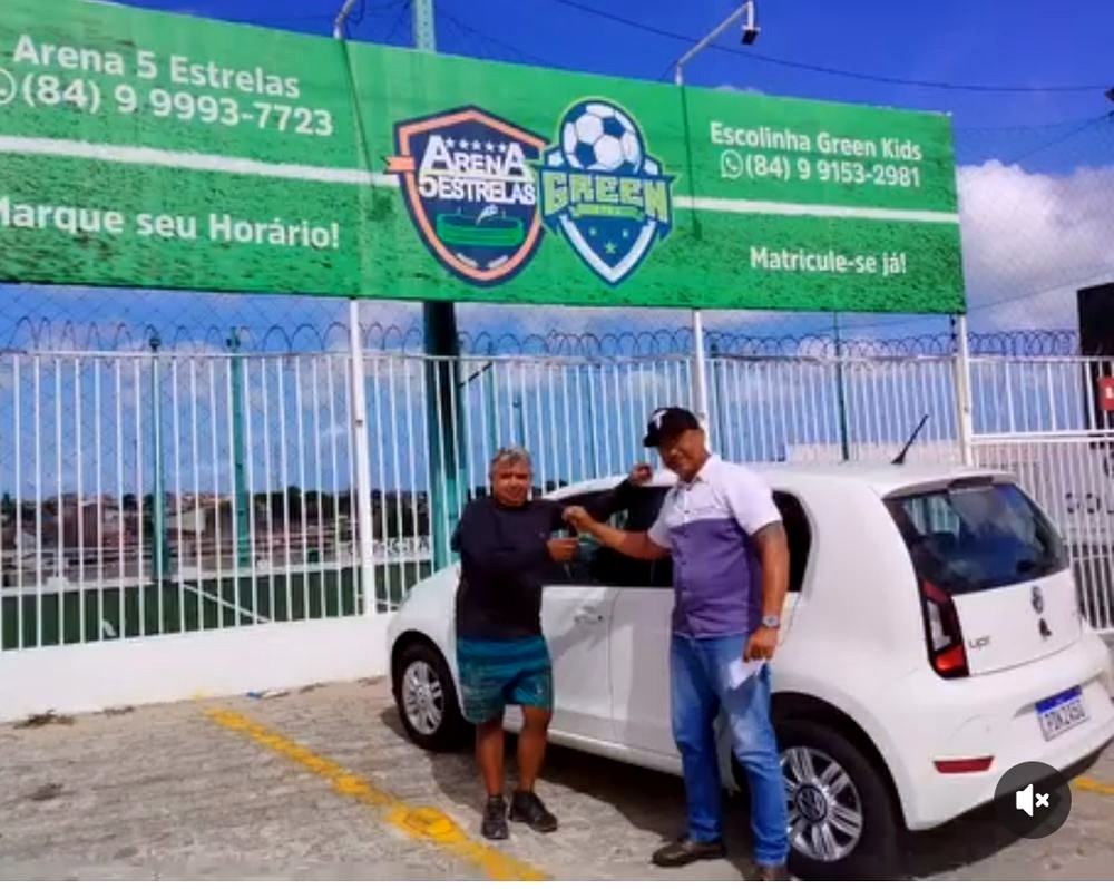 Cliente 3 saindo com as chaves do carro financiado na Toronto Multimarcas, Natal/RN