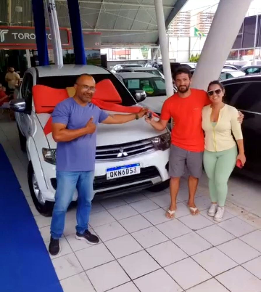 Cliente 4 saindo com as chaves do carro financiado na Toronto Multimarcas, Natal/RN
