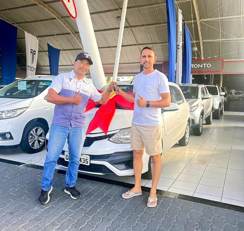 Cliente 5 saindo com as chaves do carro financiado na Toronto Multimarcas, Natal/RN
