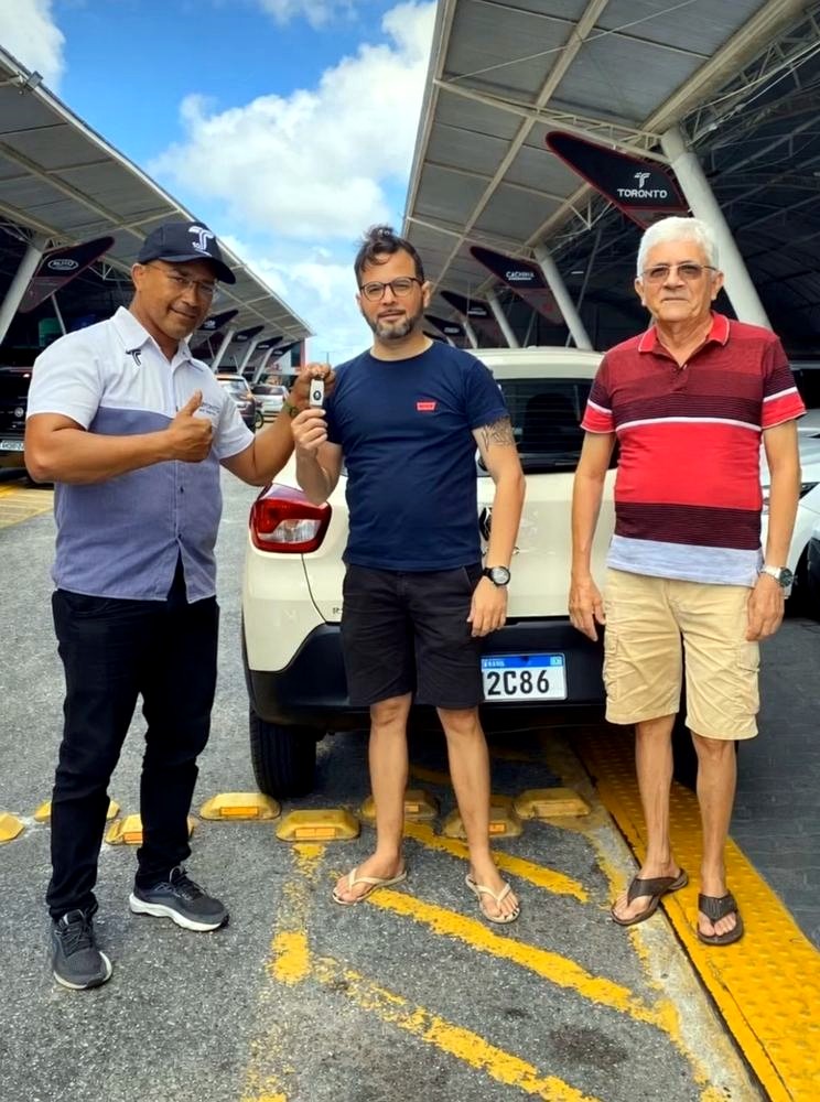 Cliente 6 saindo com as chaves do carro financiado na Toronto Multimarcas, Natal/RN