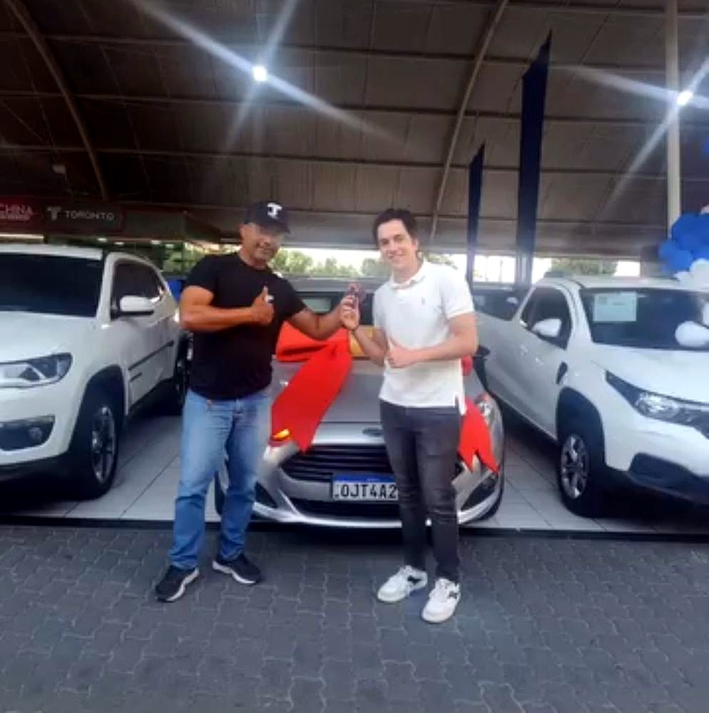 Cliente 7 saindo com as chaves do carro financiado na Toronto Multimarcas, Natal/RN
