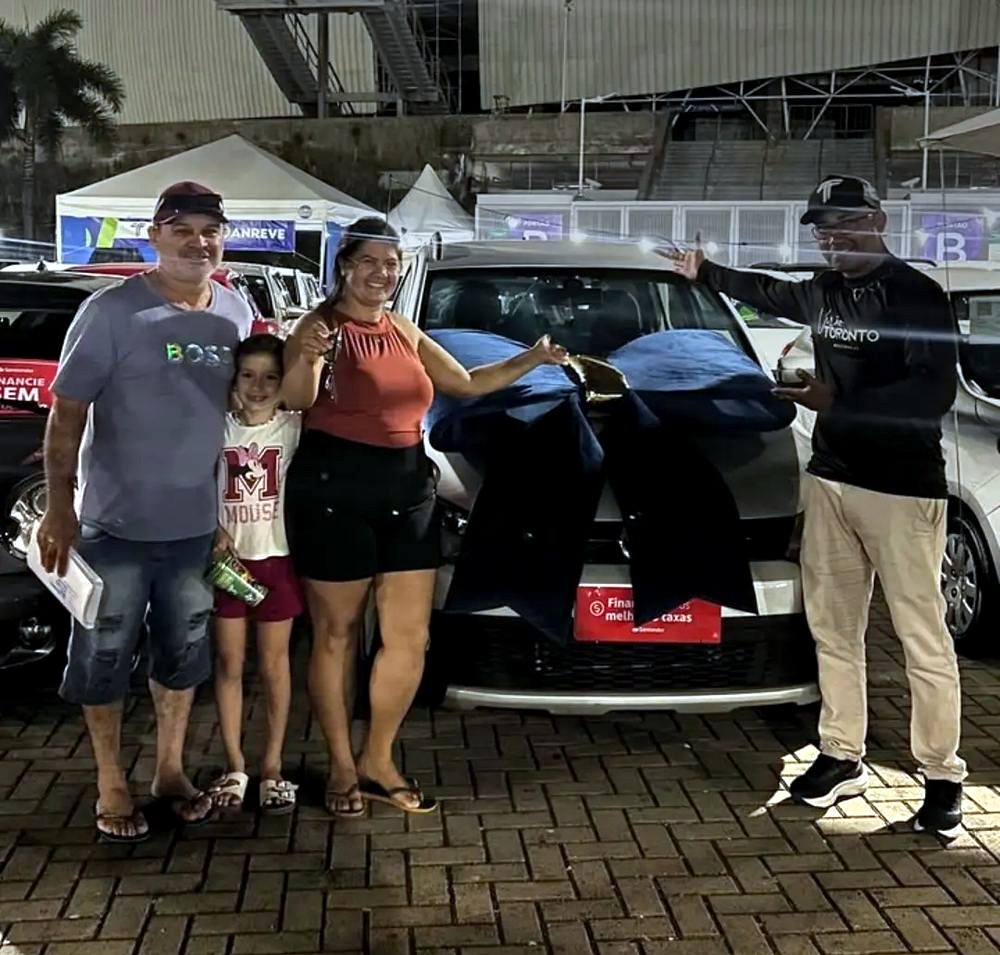 Cliente 8 saindo com as chaves do carro financiado na Toronto Multimarcas, Natal/RN