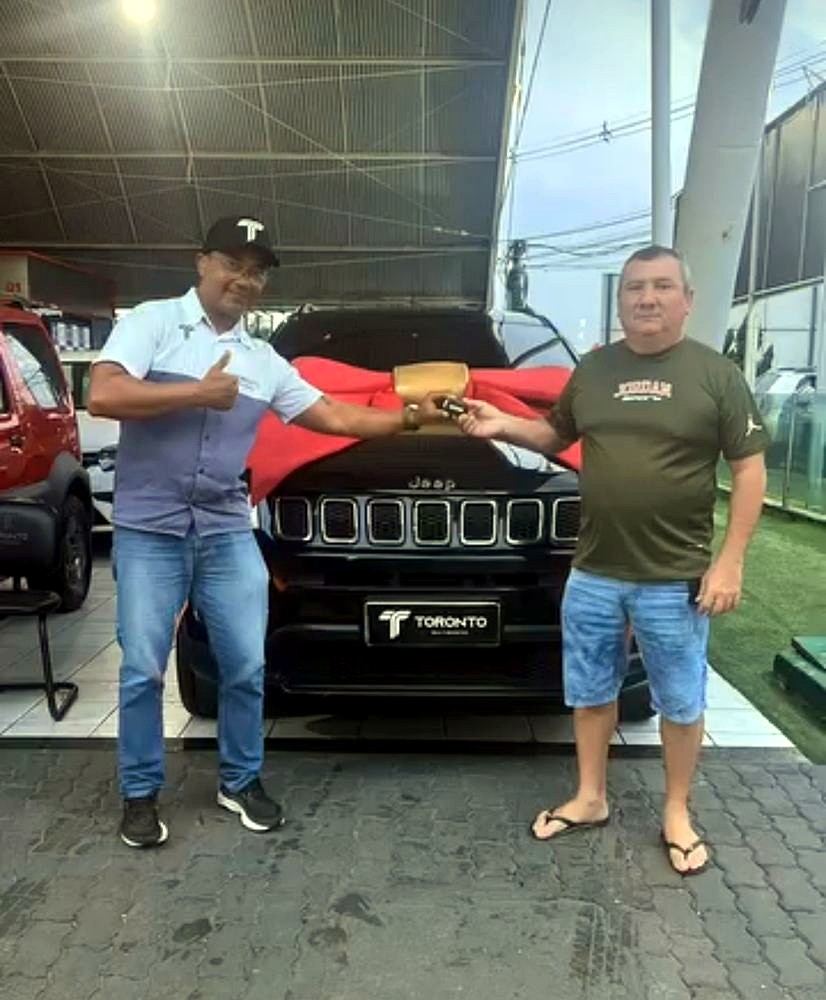 Cliente 9 saindo com as chaves do carro financiado na Toronto Multimarcas, Natal/RN