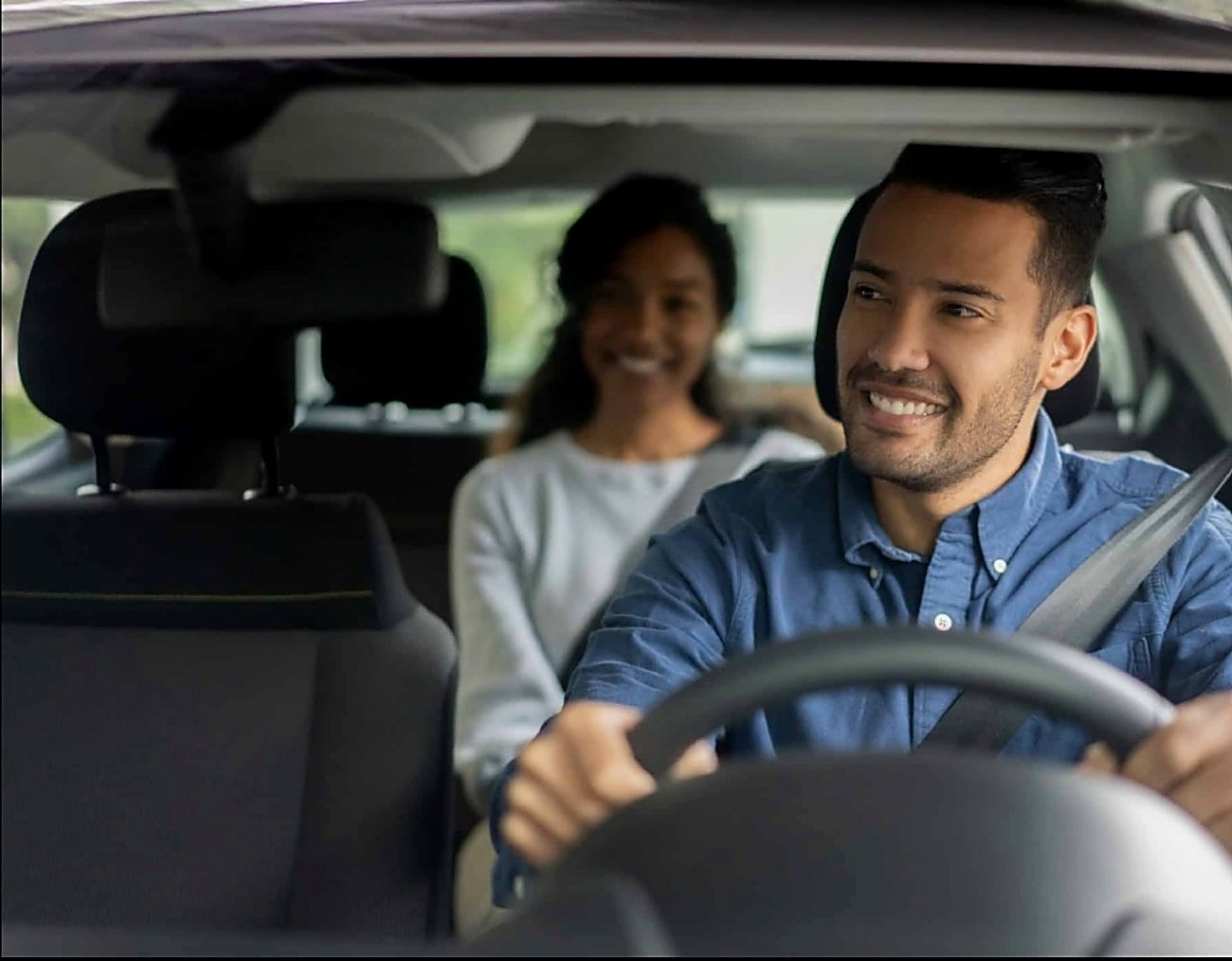 Motorista dirigindo um carro, representando uma oportunidade de trabalho com aplicativos